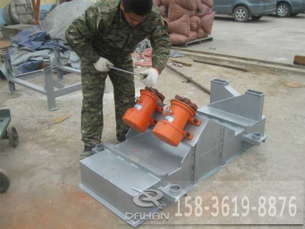 直線(xiàn)篩振動(dòng)電機